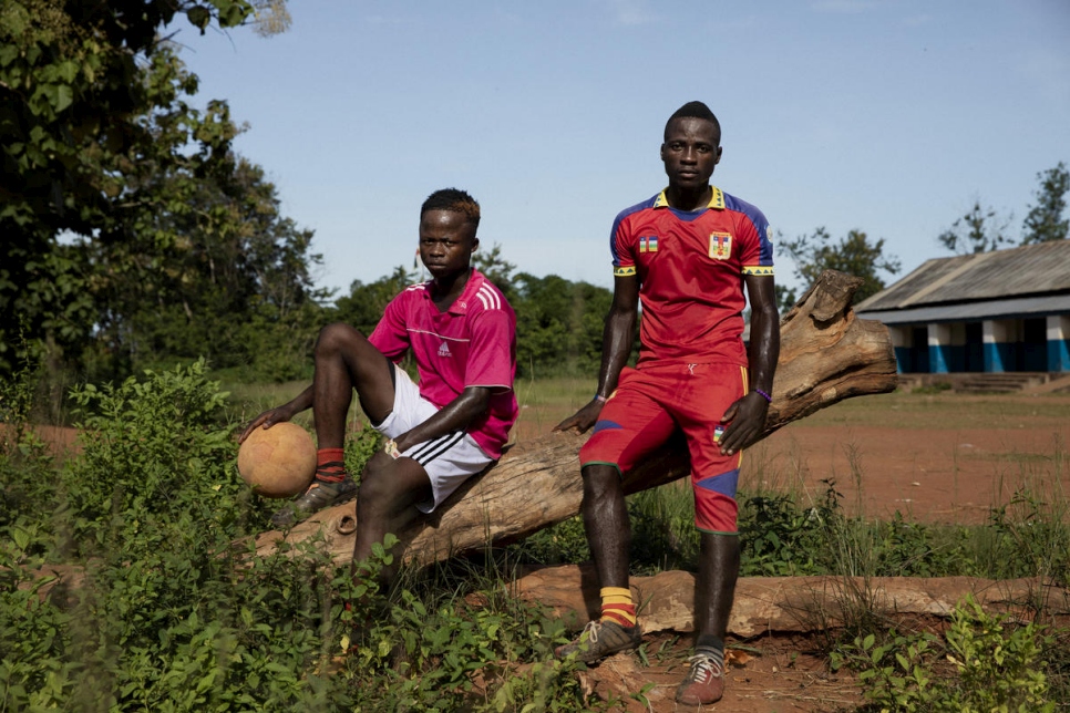 Bonheur (à gauche), 22 ans, et son cousin Gothier, 23 ans, devant l'école de Moungoumba, République Centrafricaine (RCA). 