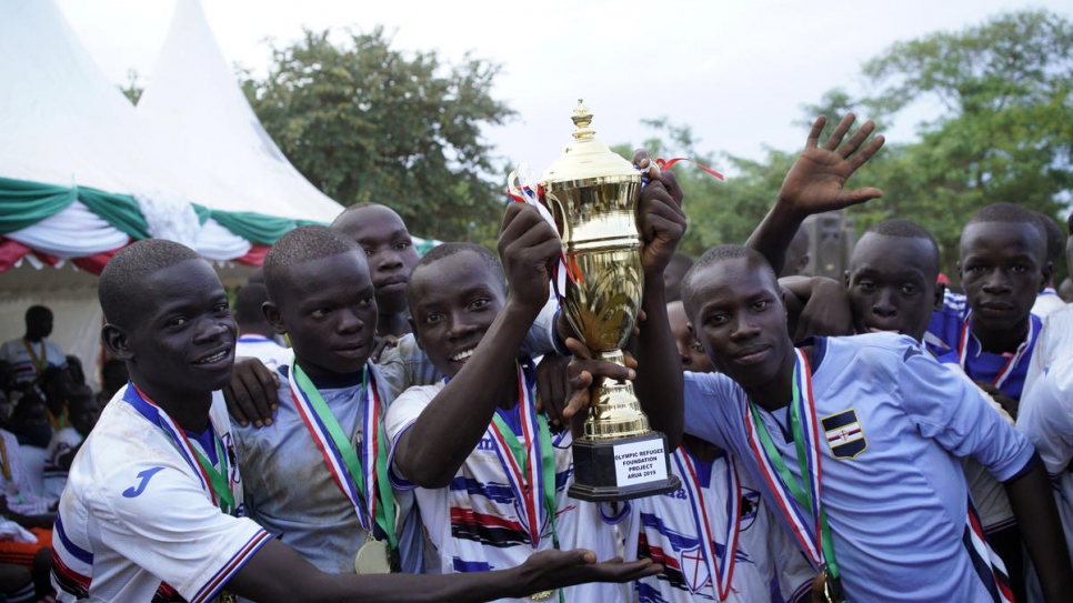 L'équipe Bidi Bidi remporte le tournoi et célèbre sa victoire lors du dernier jour du stage d'entraînement. 
