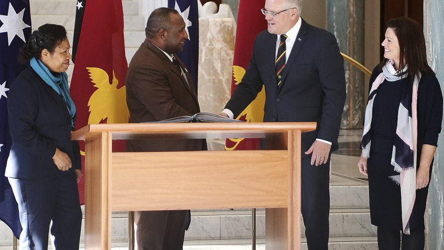Премьер-министр Папуа-Новой Гвинеи хочет закрыть австралийские лагеря беженцев на Манусе