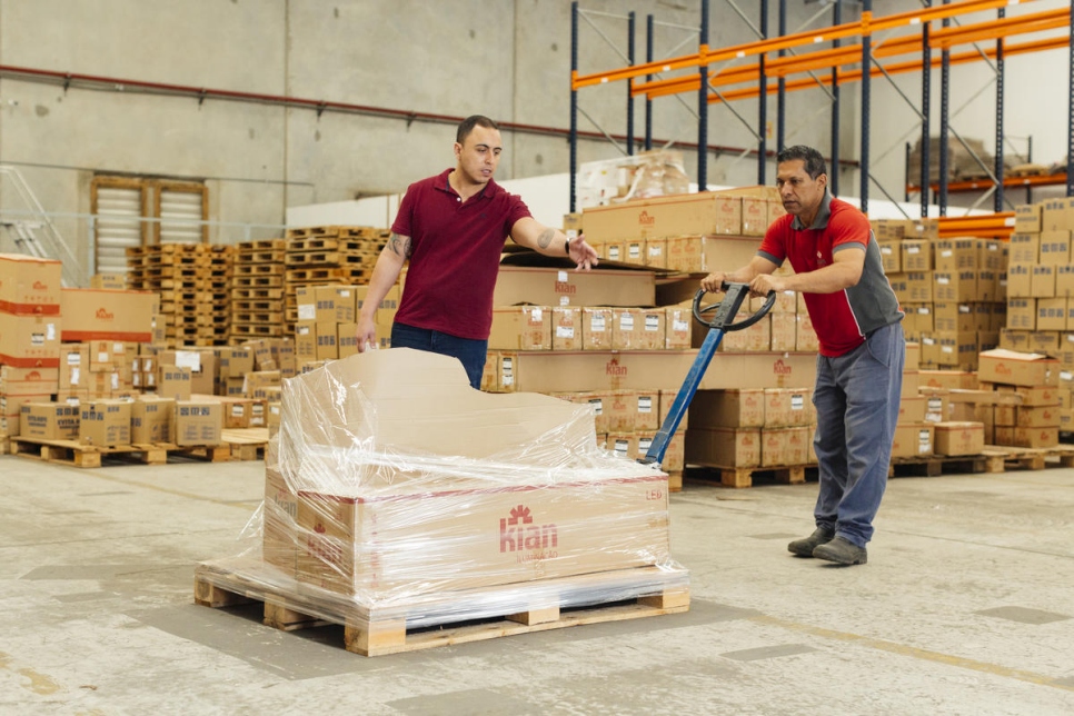 Le Vénézuélien Johnny José Gonzalez décharge un camion de marchandises avec son manager brésilien Everton Freitas au centre logistique DOXS de Guarulhos, dans la banlieue de São Paulo.  