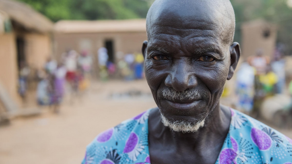 Ngolo Silué a inscrit les membres de sa famille en vue de leur enregistrement durant une réunion tenue par l'Association des femmes juristes de Côte d'Ivoire avec le soutien du HCR à Olleo, Côte d'Ivoire. 