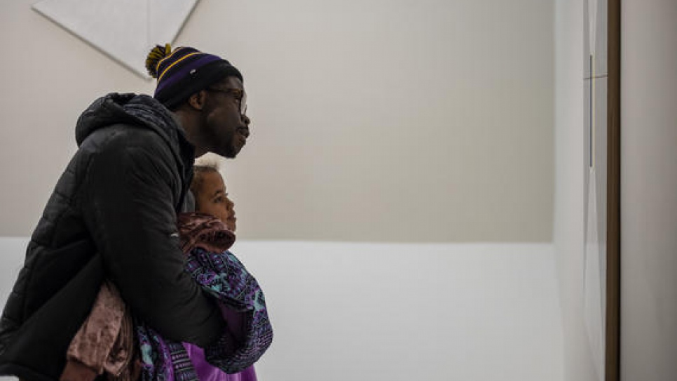 Bertine Bahige, 38 ans et ancien réfugié congolais, et sa fille Giselle, 8 ans, au musée Guggenheim lors d'une visite à New York. 