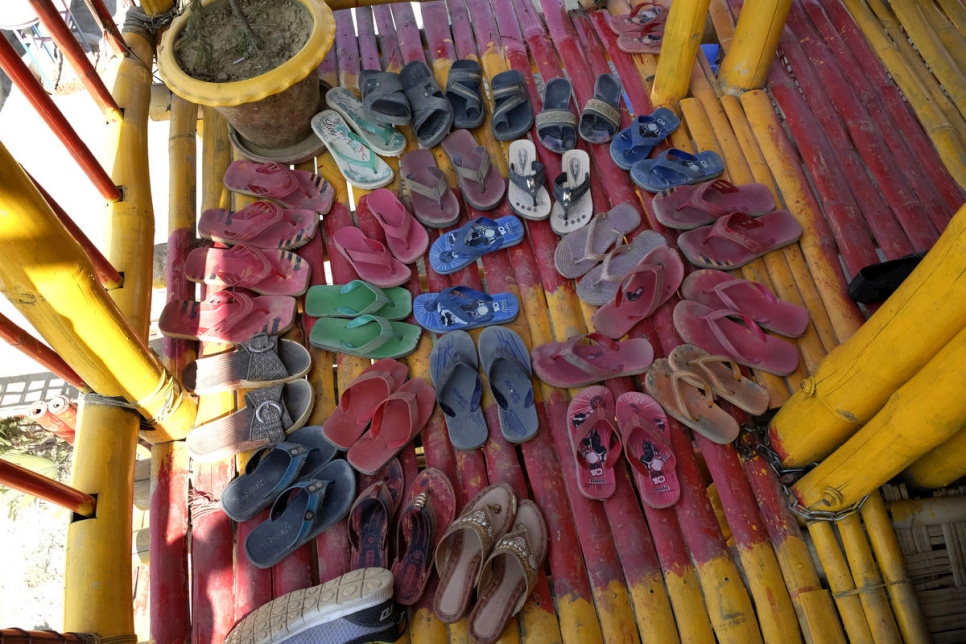 Dans un centre d'éducation informel au camp de réfugiés de Kutupalong, les élèves laissent leurs sandales hors de la salle de classe.  