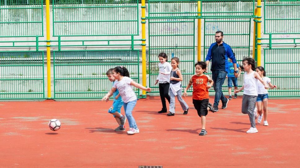 Des fillettes jouent au football, une activité plutôt inhabituelle pour elles en Syrie.