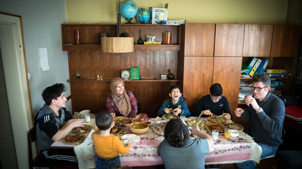Après avoir vécu en Syrie et au Liban, les membres de la famille réunie partagent leurs repas en Autriche. 
