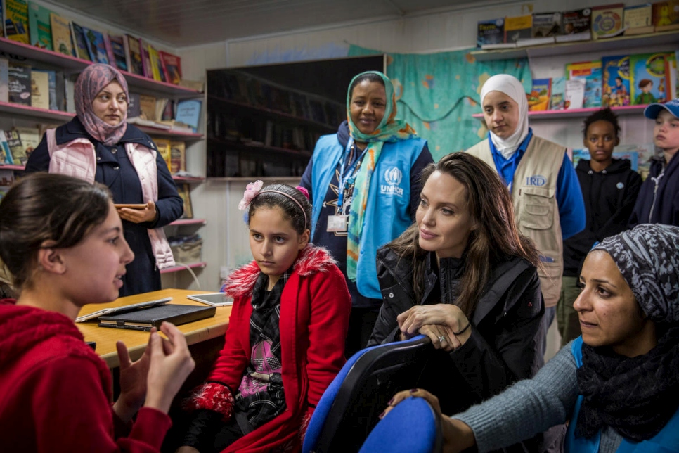 L'Emissaire du HCR Angelina Jolie s'entretient avec des enfants réfugiés syriens au camp de Zaatari, en Jordanie. Janvier 2018. 