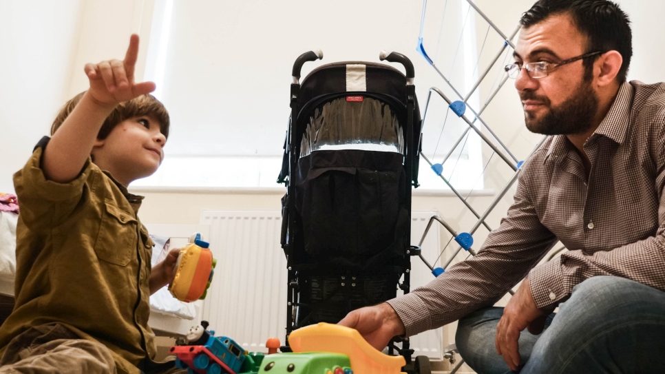 Un nouveau départ: Talal joue avec son fils Hisham.  