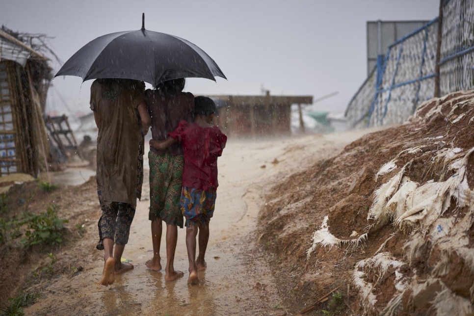 Des réfugiés rohingyas empruntent un chemin de terre durant une forte averse de mousson dans l'installation de réfugiés de Kutupalong, district de Cox's Bazar, Bangladesh. 