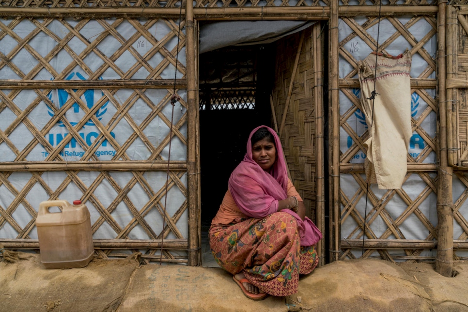 Taslima Begum, 25 ans, devant son nouvel abri, l'un de ceux récemment construits pour les personnes relocalisées depuis leurs précédents abris risquant d'être emportés par des glissements de terrain dans le camp de réfugiés de Kutapalong, près de Cox's Bazar au Bangladesh. 