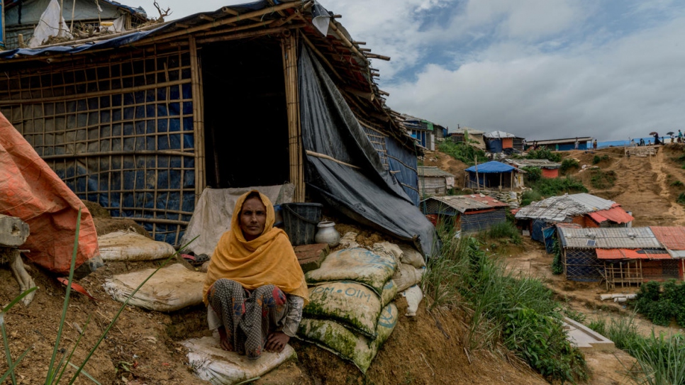 Ayesha Begum, 45 ans, craint que son abri accroché au flanc d'une colline abrupte ne soit emporté par des glissements de terrain lorsque la saison de la mousson frappera le camp de réfugiés de Kutapalong, à proximité de Cox's Bazar, au Bangladesh. 