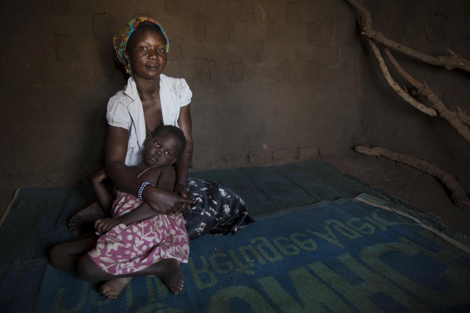 Une mère réfugiée sud-soudanaise et son enfant à l'installation de réfugiés de Bidibidi en Ouganda. Avril 2017.