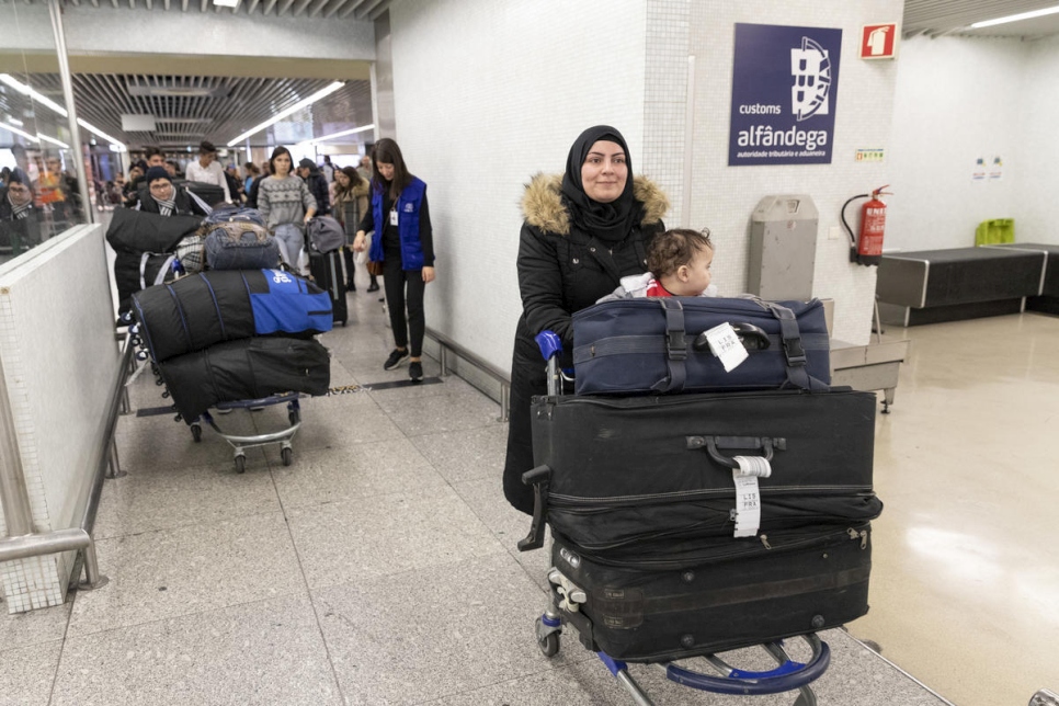 Des réfugiés syriens et sud-soudanais arrivent à Lisbonne, au Portugal, après un vol depuis l'Egypte.