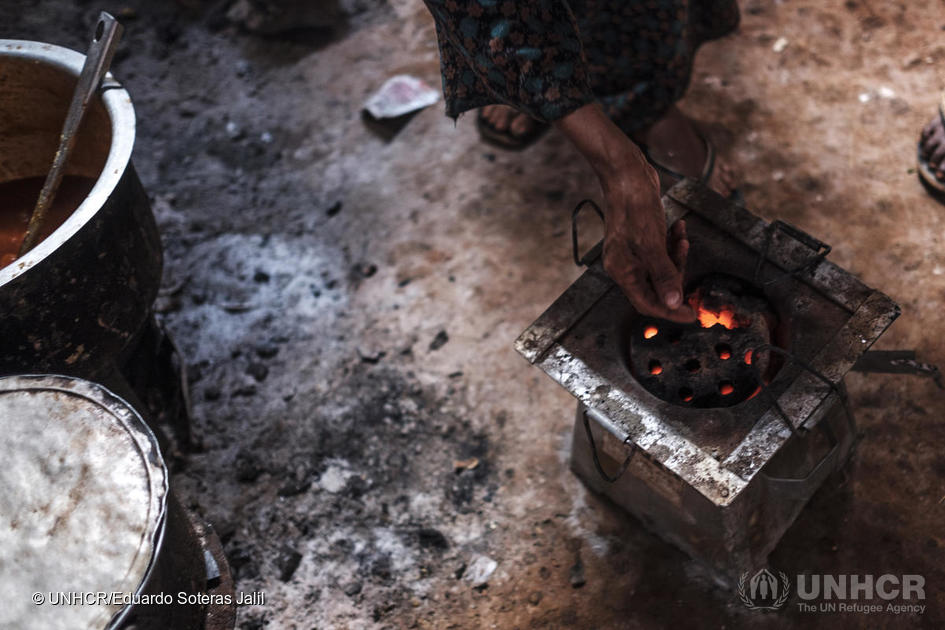 Du charbon de bois brûlant. Ce combustible fournit de l’énergie et des revenus aux réfugiés somaliens et à la population locale en Éthiopie.  © HCR/Eduardo Soteras Jalil