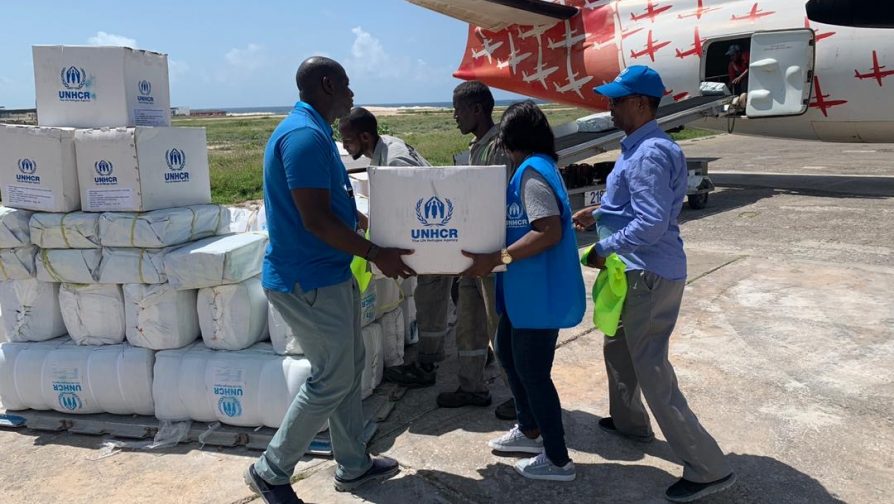 UNHCR verleent noodhulp vanuit de lucht aan Somaliërs na overstromingen.