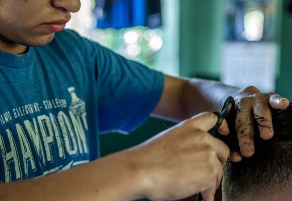 Un jeune Salvadorien travaille pour protéger sa communauté contre la violence des gangs