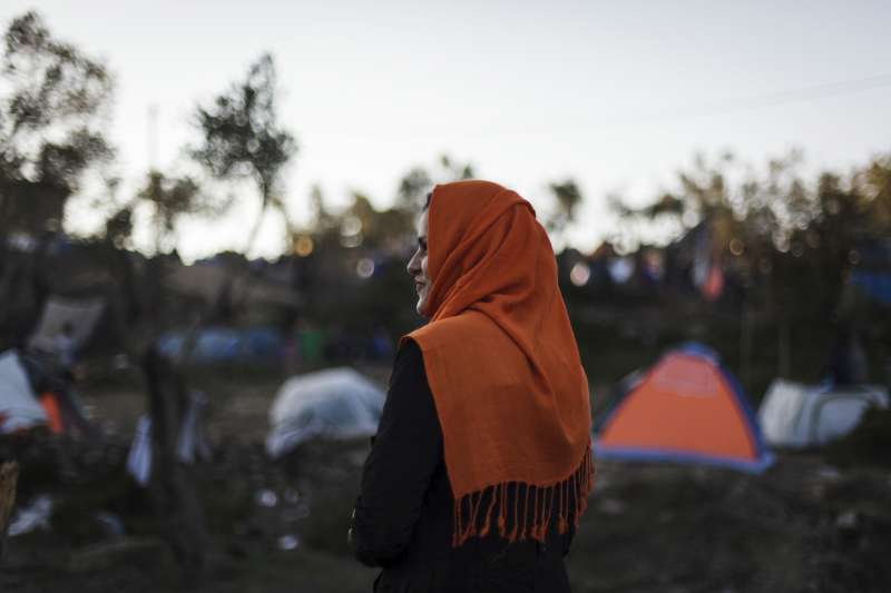 Une jeune Afghane aide les médecins à Lesbos en tant qu’interprète