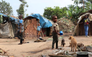 Un enfant joue dans une installation spontanée de déplacés internes à Oicha, territoire de Beni. Photo d’archives, juillet 2018