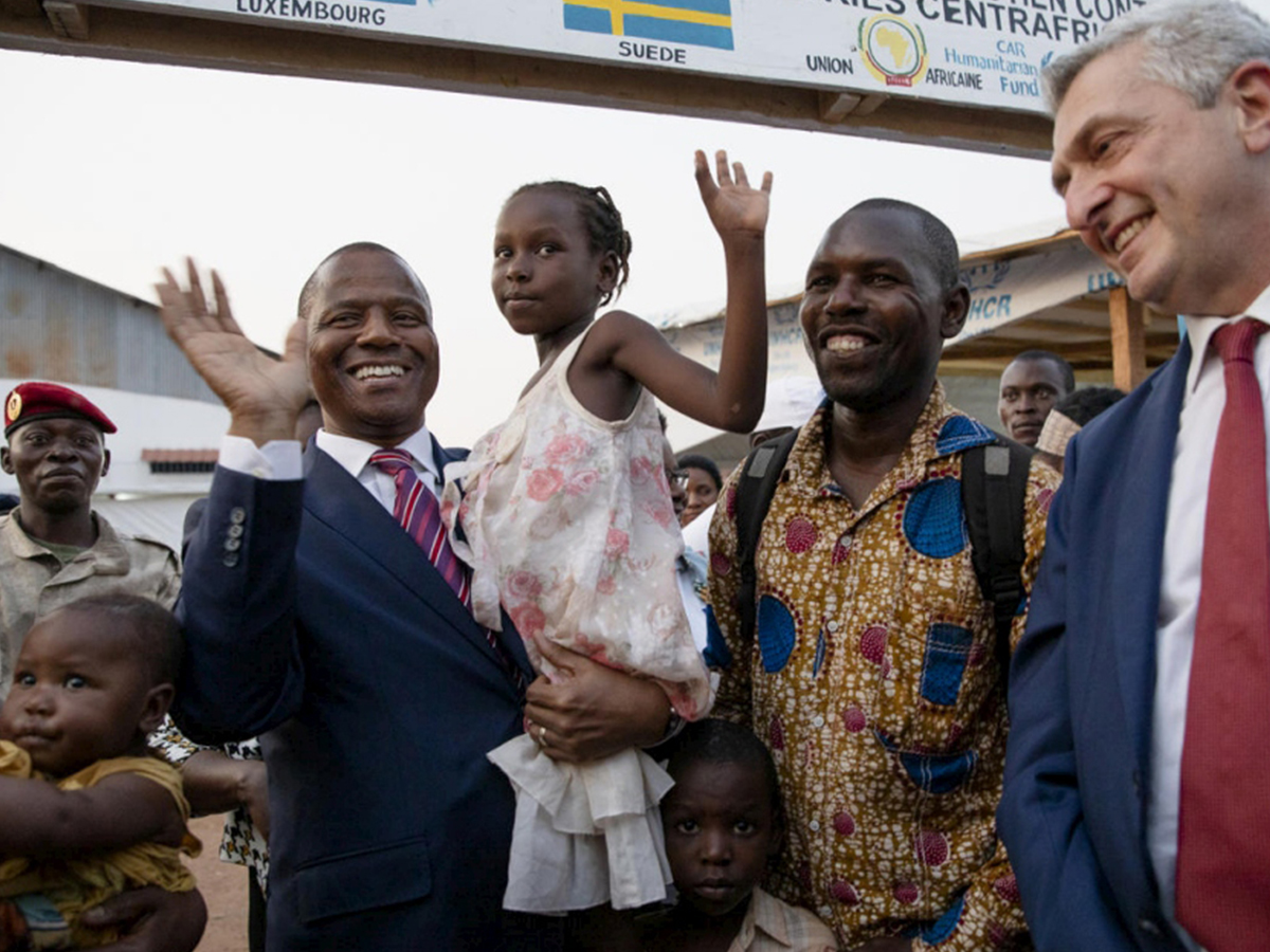 Alors que les rapatriés volontaires arrivent à Bangui, en République centrafricaine, Filippo Grandi, le 11ème Haut Commissaire des Nations Unies pour les réfugiés, leur souhaite la bienvenue. Les rapatriés ont passé les six ou sept dernières années en exil dans le camp de réfugiés de Molé, en République démocratique du Congo, après avoir fui le conflit en République centrafricaine. Le 2 décembre 2019, un groupe de 200 réfugiés a été rapatrié