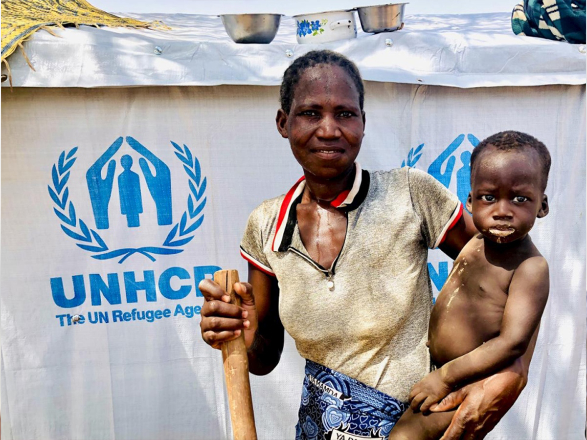 Une déplacée interne avec son enfant à Barsalogho, au Burkina Faso