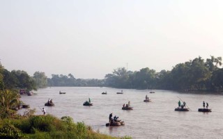 Des radeaux traversent la rivière Suchiate qui sépare le Guatemala de l'Etat de Chiapas, au Mexique. La rivière Suchiate est l'un des principaux points d'entrée pour de nombreux migrants d'Amérique centrale qui fuient la violence dans leur pays.