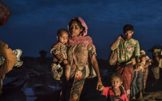 Un groupe de réfugiés rohingyas fuit le Myanmar et rejoint le camp de réfugiés de Teknaf au Bangladesh