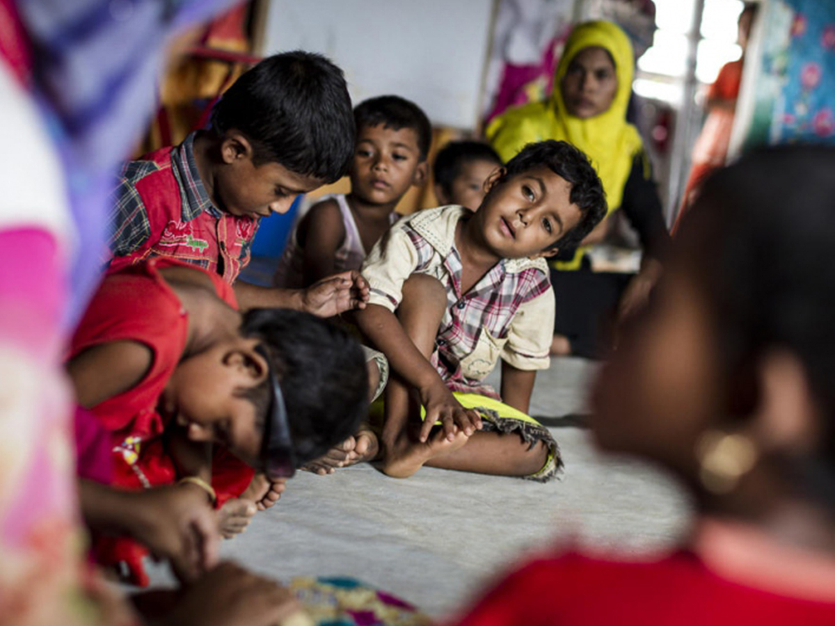 Des enfants rohingyas dans un espace adapté aux enfants au sein du site de réfugiés de Kutupalong en juillet 2019. Plus de la moitié des résidents de l'installation sont des enfants, qui sont plus vulnérables que les adultes concernant la traite des êtres humains et les enlèvements