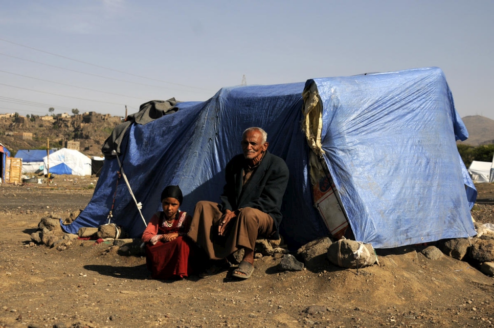 Yéménites déplacée assise devant sa tente dans l’installation de Dharawan, Sanaa, Yémen