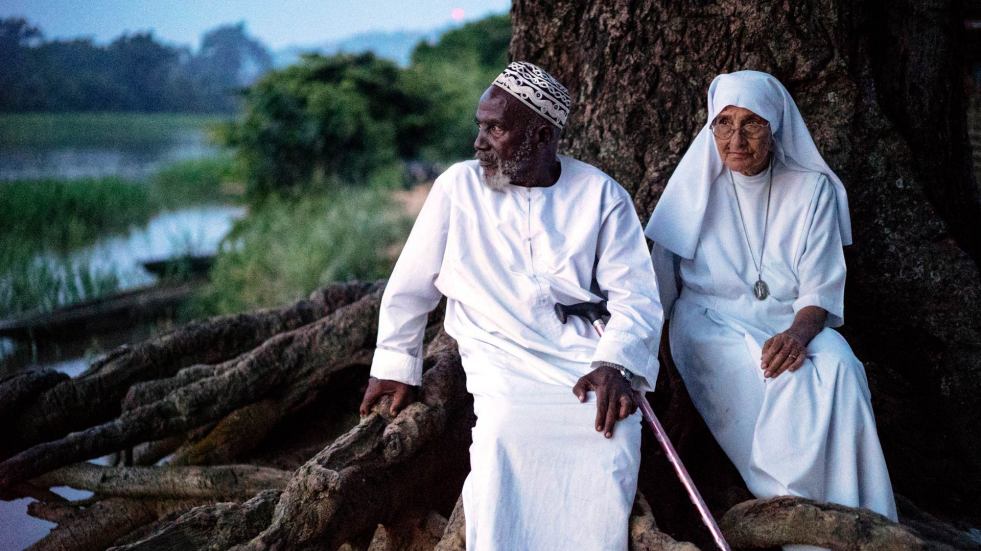 Imam Moussa Bawa and Sister Maria Concetta on the banks of the Oubangui River. © UNHCR/Brian Sokol