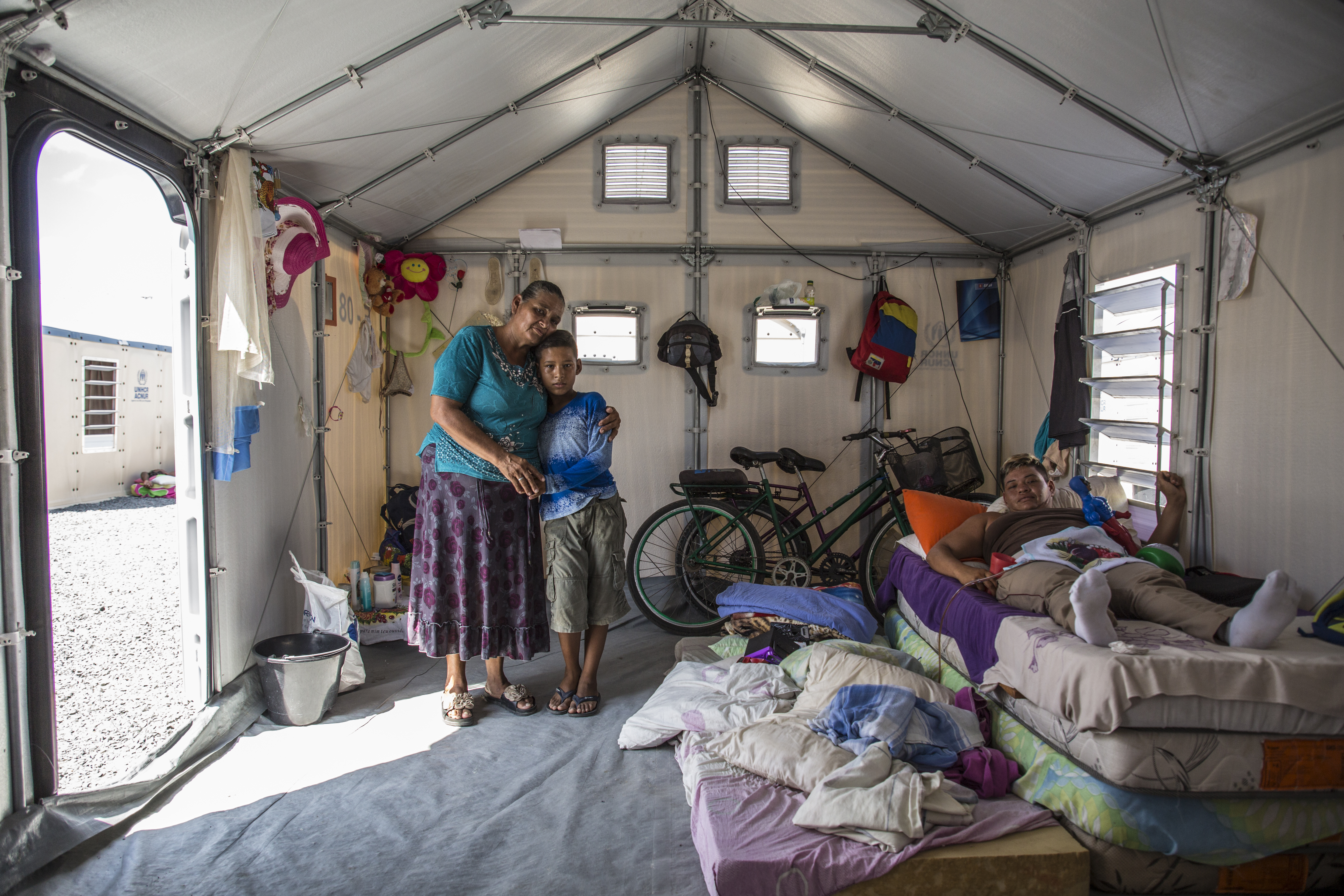 Moises (10) met zijn grootmoeder in hun RHU in Brazilië.