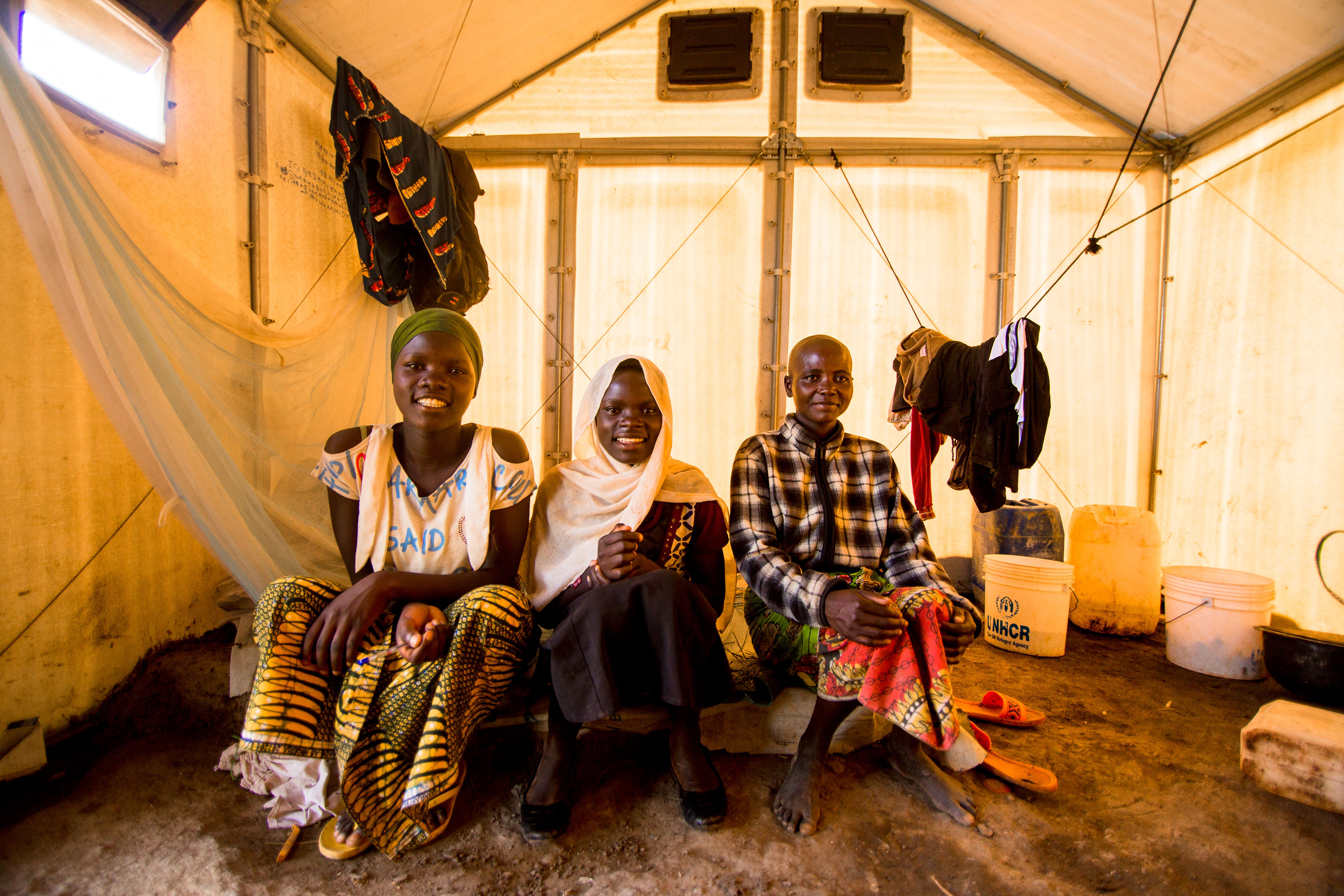 Velarie Ntahonicaye samen met haar familie in hun huis in het Kigoma-kamp in Tanzania.