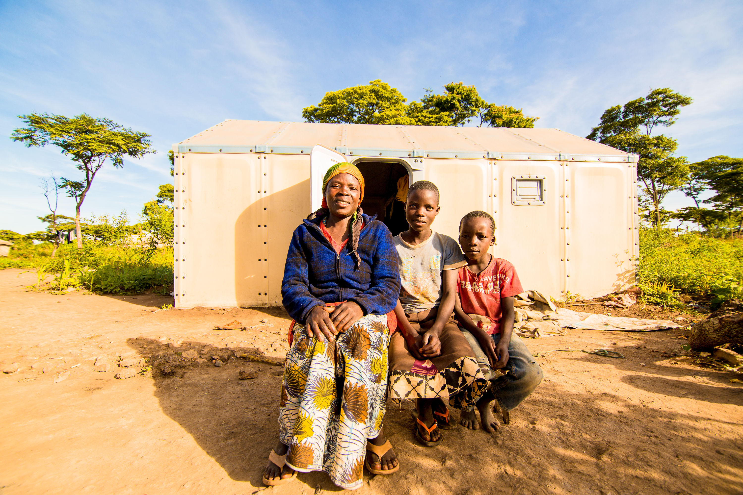 Gezin voor hun RHU in het Kigomakamp in Tanzania.