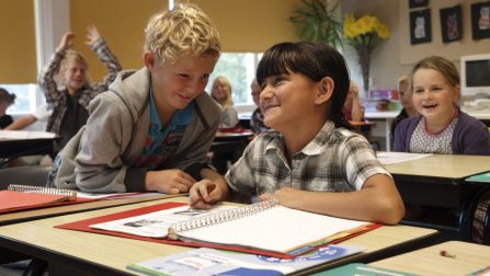 In Wommels (Friesland) wonen twee gezinnen van de Bhutanese familie Chhetri. De kinderen zitten op de plaatselijke basisschool De Oplslach. Hun namen en leeftijden zijn Prajita (4, roze pakje), Diksha (8, speelt buiten), Pranita (9, blokjesblouse) en Priyanka (12, grijs shirtje).