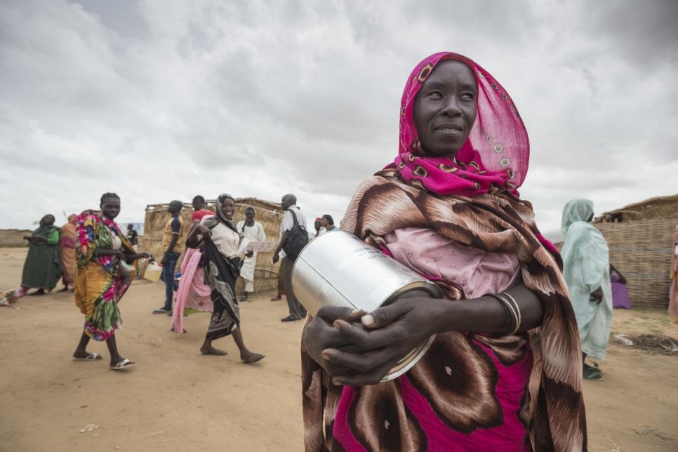 Een Zuid-Soedanese vluchteling wacht op een voedseldistributie in Al-Nimir kamp in Soedan, augustus 2017. © UNHCR/Petterik Wiggers