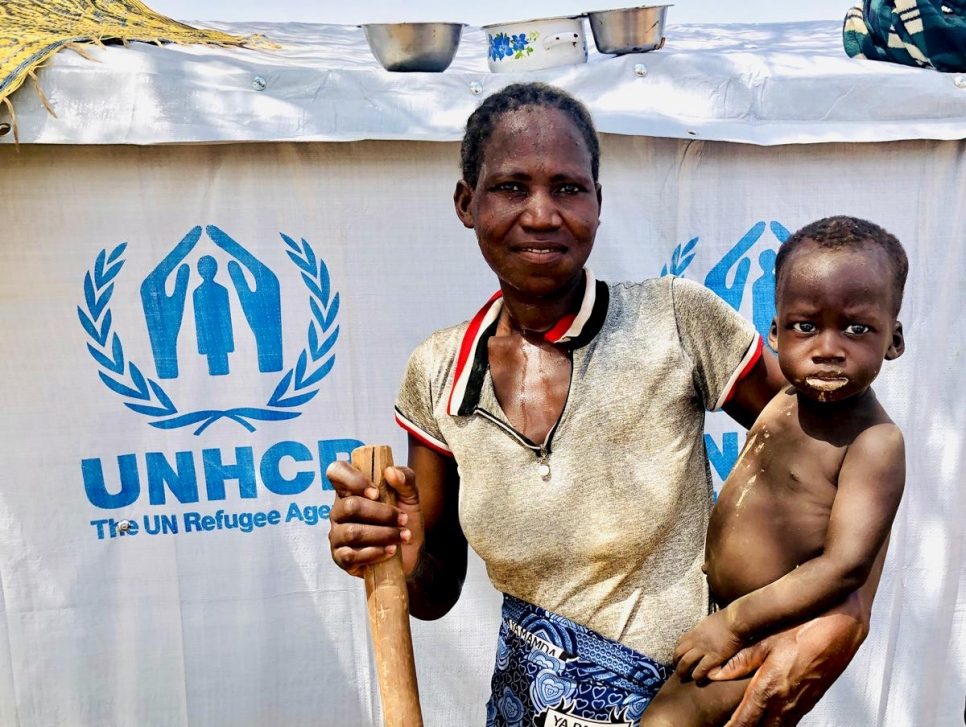 Een ontheemde vrouw met haar kind in Barsalogho, Burkina Faso. © UNHCR/Marjanna Bergman