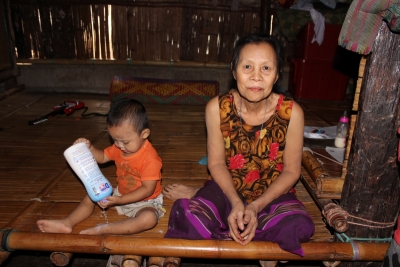 Roe Bay Htoo, two years old, is sitting with his grandmother at their house in Tham Hin Camp, Ratchaburi Province. ©UNHCR/P. Tonjunpong