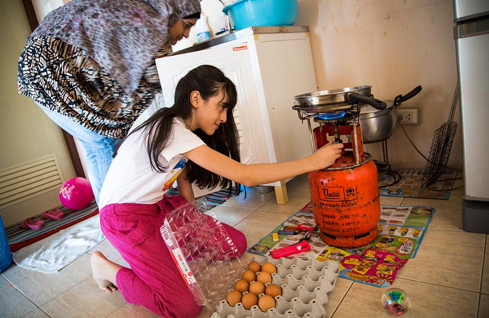 Daughter Maya and wife Rana prepare a meal. Nader comments: “On our wedding night Rana and I had eggs for dinner. That’s all we could find in the fridge. We thought our family and friends would have prepared a feast but I forgot to ask them to do it. I remember that day every tiat eggs. And we have eggs two times a day here!” ©UNHCR/R. Arnold/2015