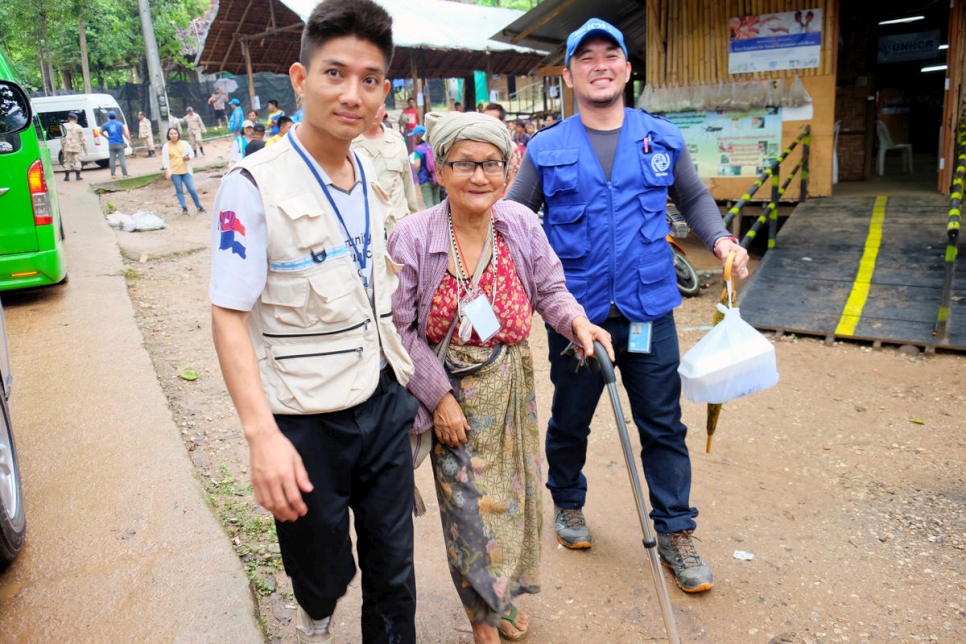 Pree, an 82-year-old Myanmar refugee, departs Mae La temporary shelter in Tha Song Yang district, Tak province, western Thailand.  © UNHCR/Rungtiva Karphon