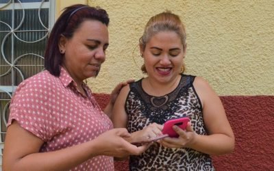 Com celulares na mão, venezuelanas acessam direitos  e encurtam distâncias no Brasil