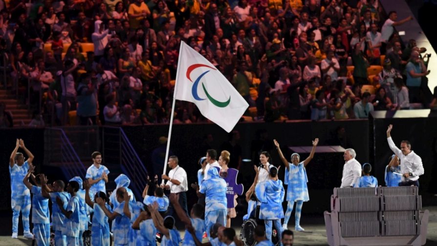 Eκτοπισμένοι αθλητές γράφουν ιστορία ανοίγοντας τους Παραολυμπιακούς Αγώνες στο Ρίο