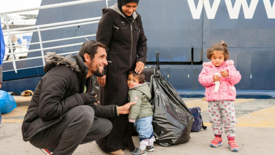 Οικογένεια από τη Συρία μεταφέρεται στην ενδοχώρα μετά τις δύσκολες συνθήκες στη Σάμο