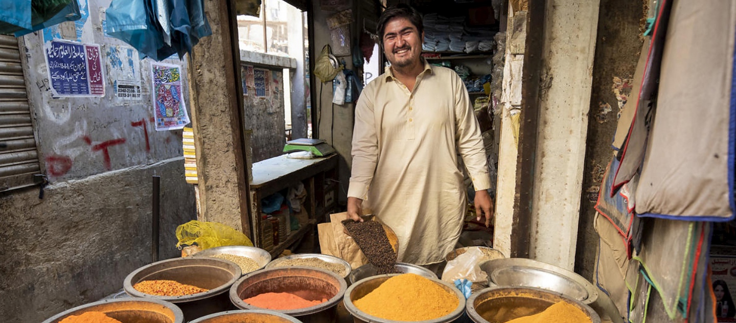 Pakistan. Afghan refugees benefit from law allowing them to open bank accounts