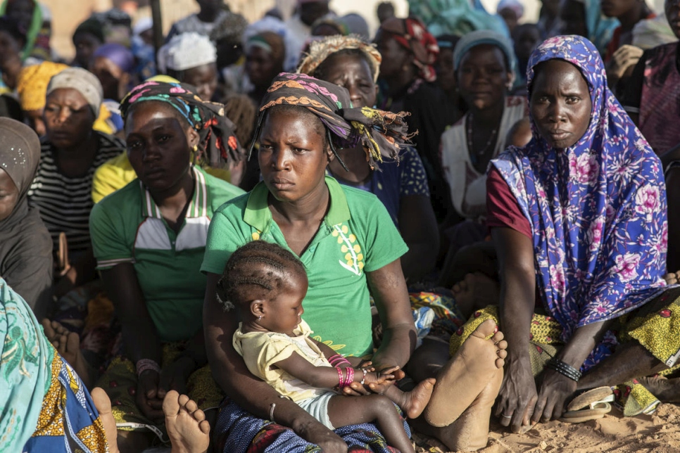 Burkina Faso. High Commissioner meets IDPs hosted by local community.