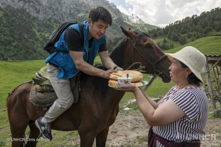 Azizbek Ashurov è accolto con pane tradizionale e latte di cavallo, mentre guida il gruppo degli Avvocati senza frontiere della valle di Ferghana in visita a una comunità di ex apolidi in una remota area del Kirghizistan.