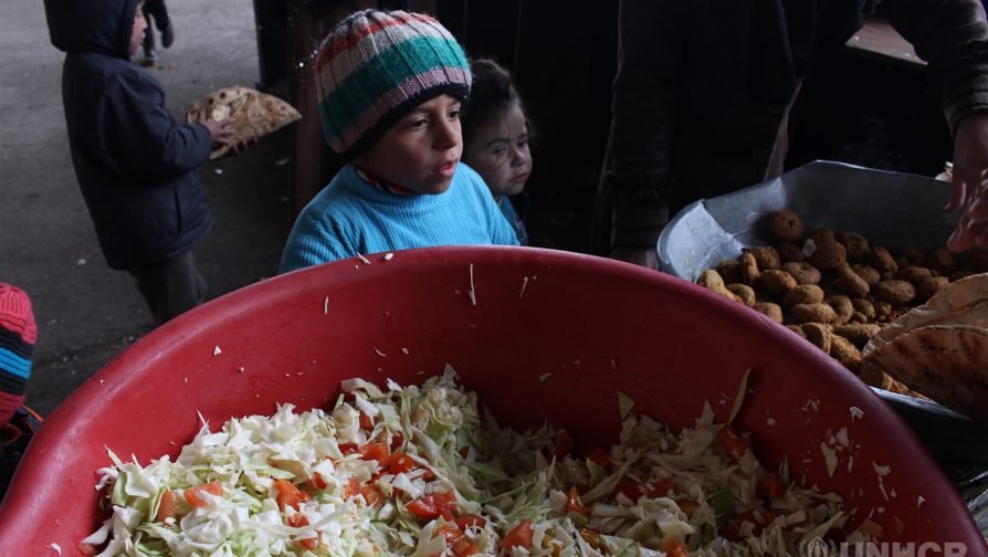 Kitchens are set by other humanitarian partners working on the ground to provide free meals to displaced people arrived recently to temporary shelters of Jibreen. - Photo:©UNHCR/H. Maarouf