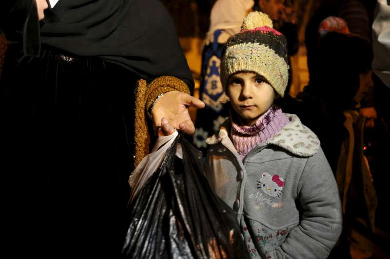 Driven by starvation, Syrians forage for grass