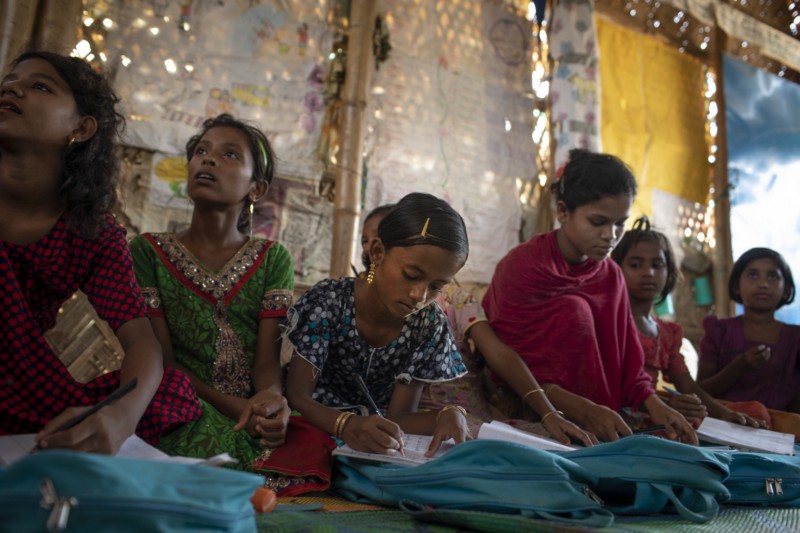 Myshara (au centre), âgée de 13 ans, est dans une classe de l'école provisoire du camp de Kutupalong. Elle est l'une des jeunes dirigeantes d'un projet mené par des enfants pour permettre à d'autres camarades d'exprimer leurs inquiétudes. 