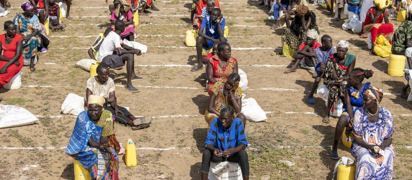 Refugiados sursudaneses practican el distanciamiento social mientras esperan la distribución alimentaria en el campo de Kakuma, en Kenia.