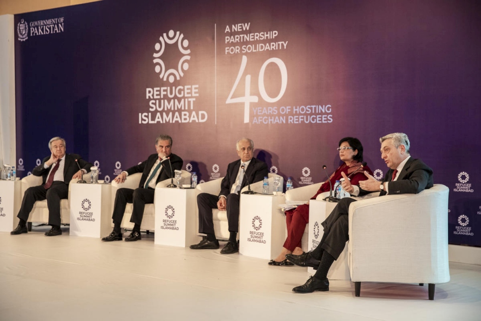 El Alto Comisionado de las Naciones Unidas para los Refugiados, Filippo Grandi (derecha), habla durante un panel de discusión en la Cumbre sobre Refugiados en Islamabad. 