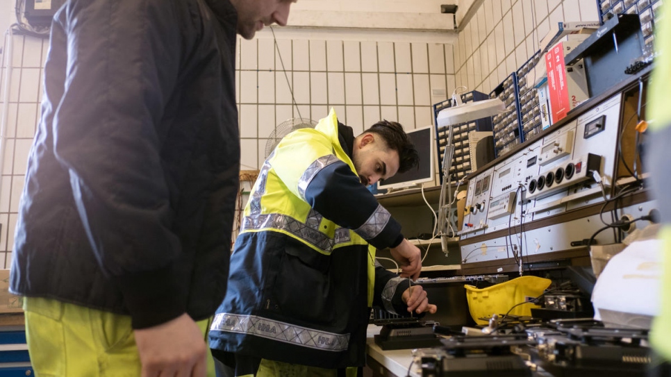 El refugiado sirio Majed Al Wawi (derecha), de 21 años, trabaja con su colega Thomas Bergunde en un taller de reparación en terminal de contenedores Burchardkai, la instalación más grande y antigua para el manejo de contenedores en el puerto de Hamburgo. 