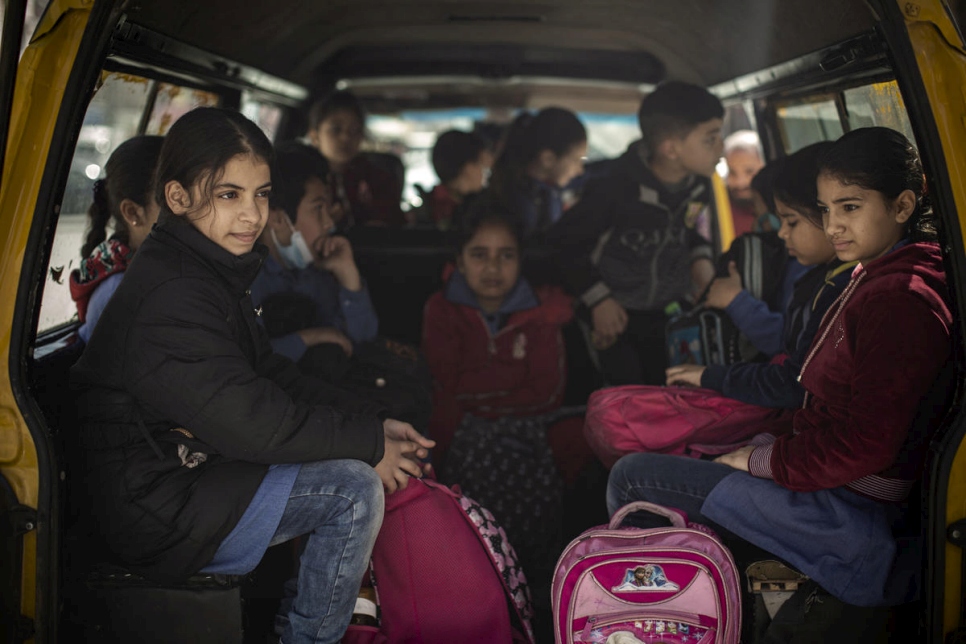 Después de terminar sus tareas matutinas, Namaat (izquierda) toma el autobús escolar